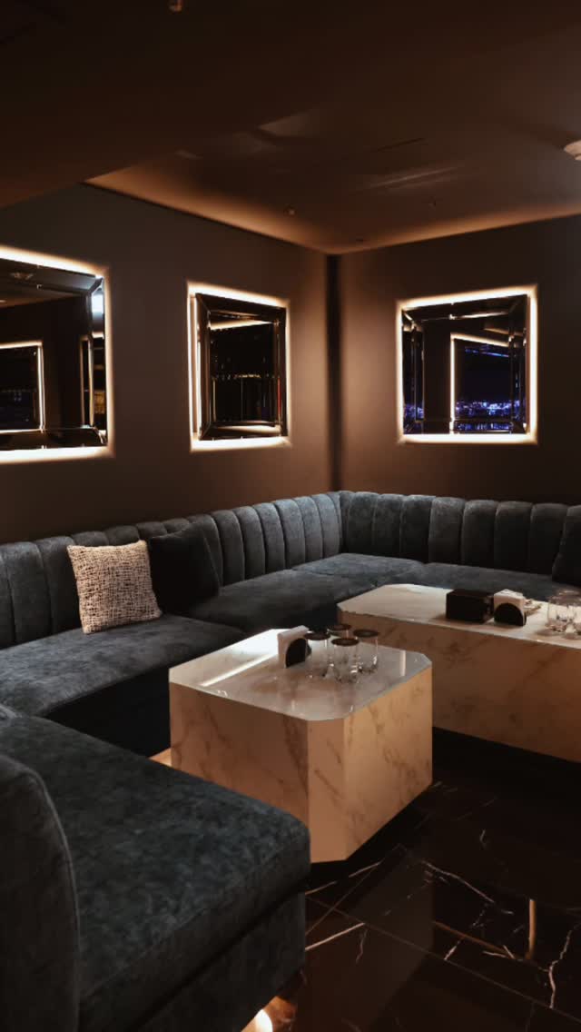 Mirror-frame private room with skyline view