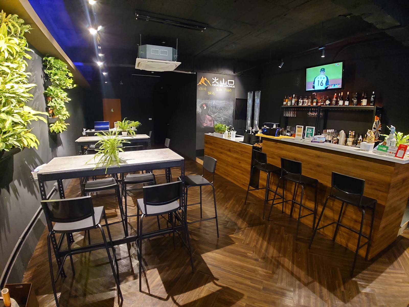 Crater Lounge — cocktail in Taipei