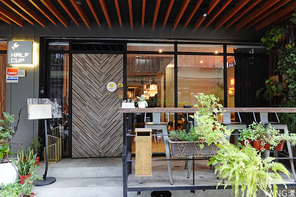 HALF - TIME Cafe & Bar — bar in Taipei