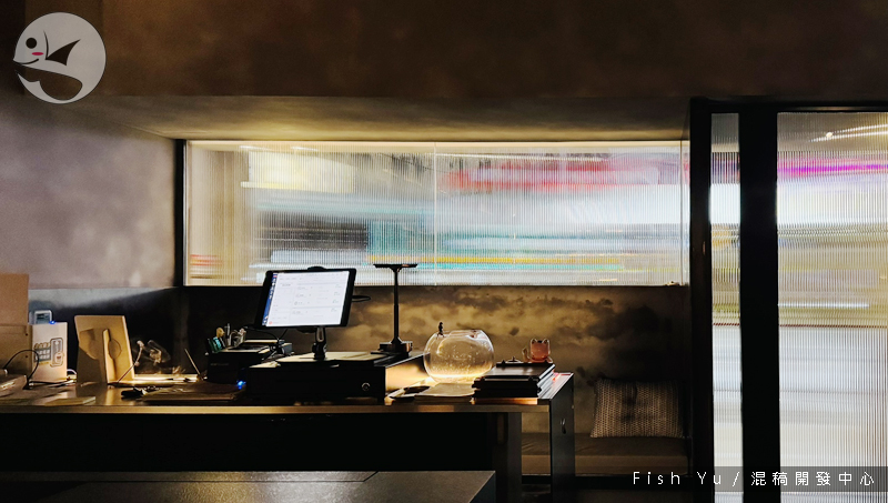 Black-toned interior, spotlight on the bar