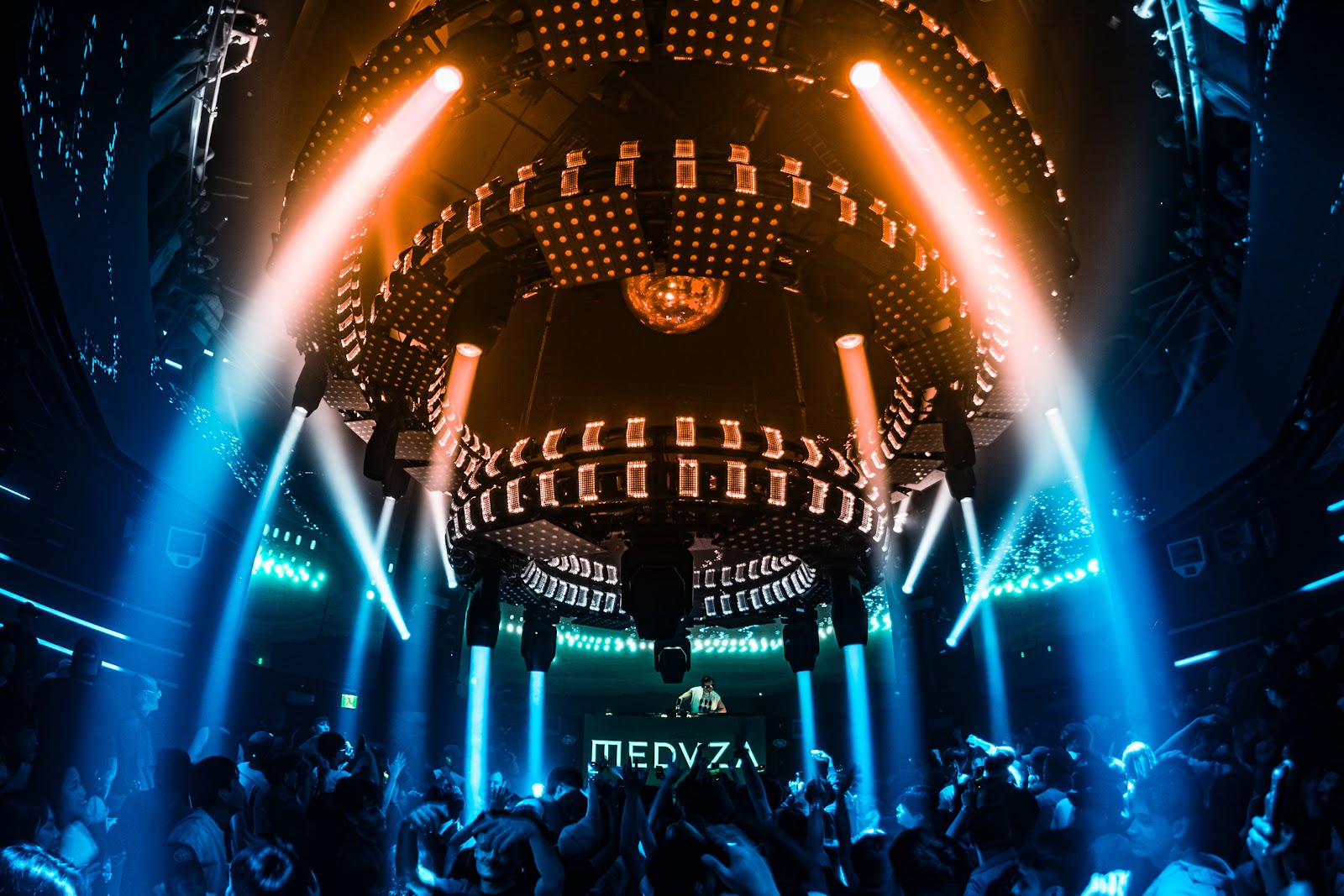 Main room, mid-set